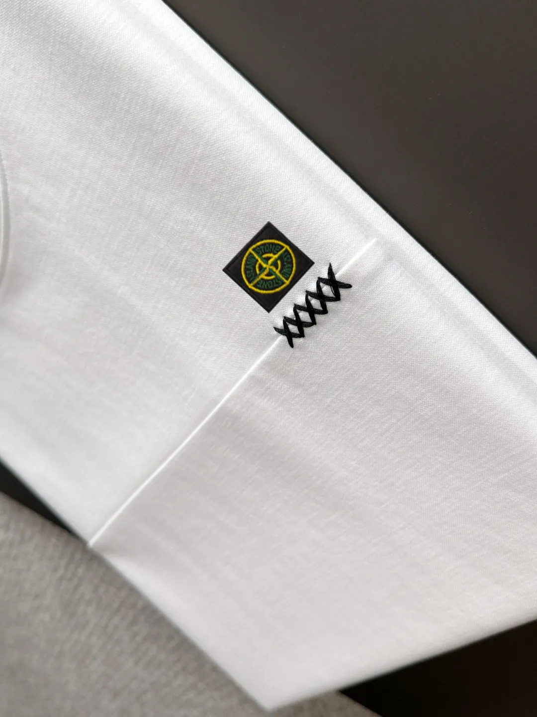 🅿️330 shipped next day. High version Stone Island/Stone Island 25ss spring and summer new high-definition T-shirt. Made with machines imported from Italy. It is truly the most luxurious and high-quality. It is a style that you can wear with your eyes closed. Combed and heavyweight fabrics. High-strength and heavy-weight fabrics feel full of weight when weighed. The upper body is also more textured than ordinary T-shirts and is not easy to deform. This texture can cope with the weather. It is sweat-absorbent and breathable, suitable for both hot and cold conditions! Perfectly produced with reference to the original stitch and stitch! The loose fit design is super noble. Custom-woven signature ribbed collar, cuffs, and hem. Really rare and rare goods Size: M-XXXL